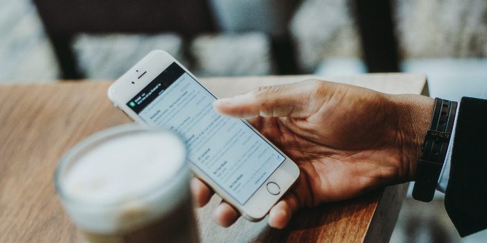 Homem segurando iphone