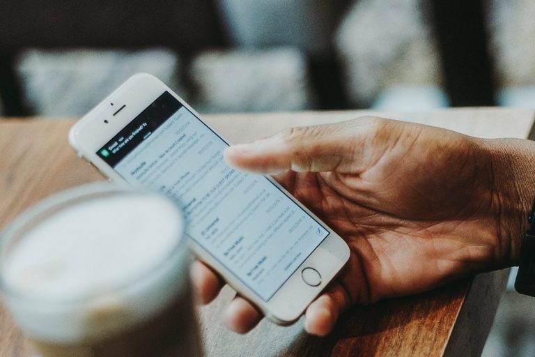 Homem segurando iphone