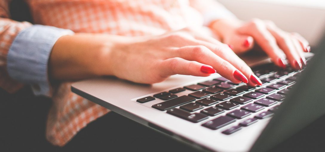 pix-woman-typing-4470x2235 pix-woman-typing-4470x2235