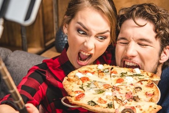 influenciadores-comendo-pizza