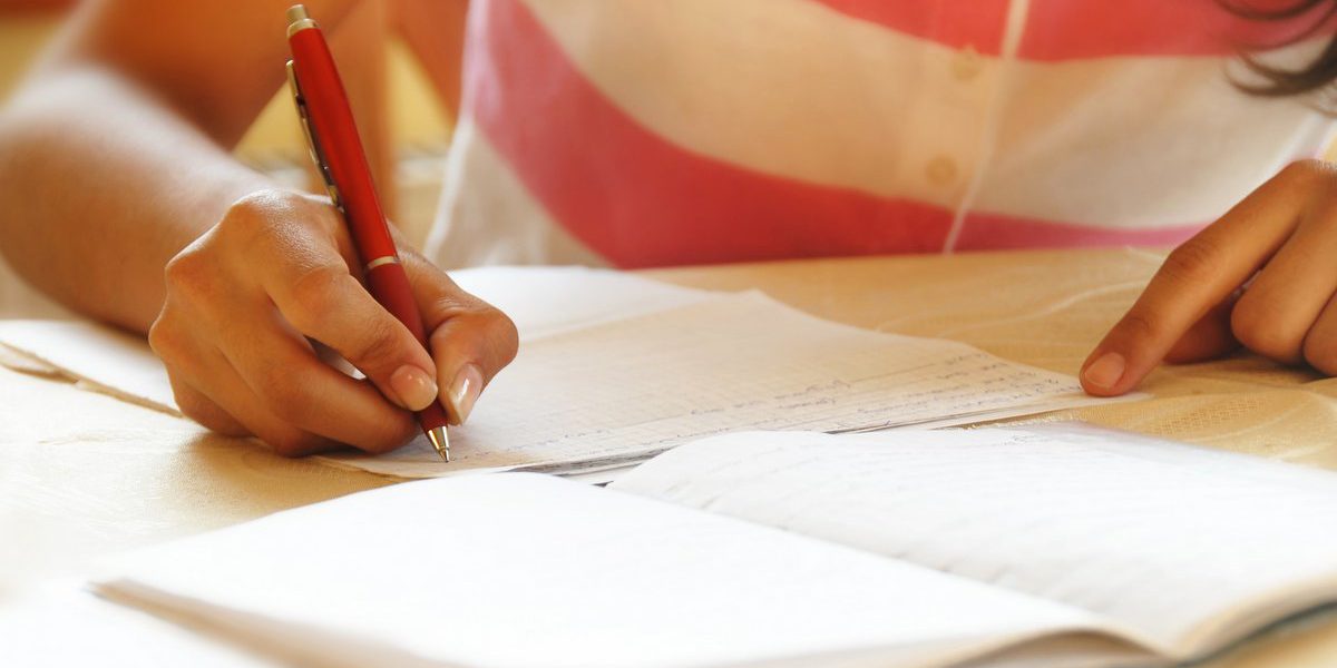 Schoolgirl doing her homework Concursos públicos para jornalistas: sim, eles ainda existem