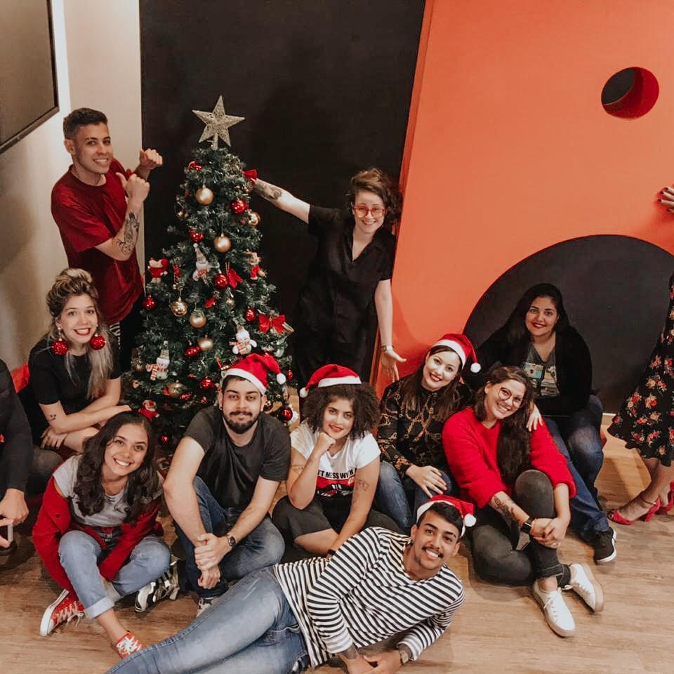 Foto com equipe em volta da árvore de natal