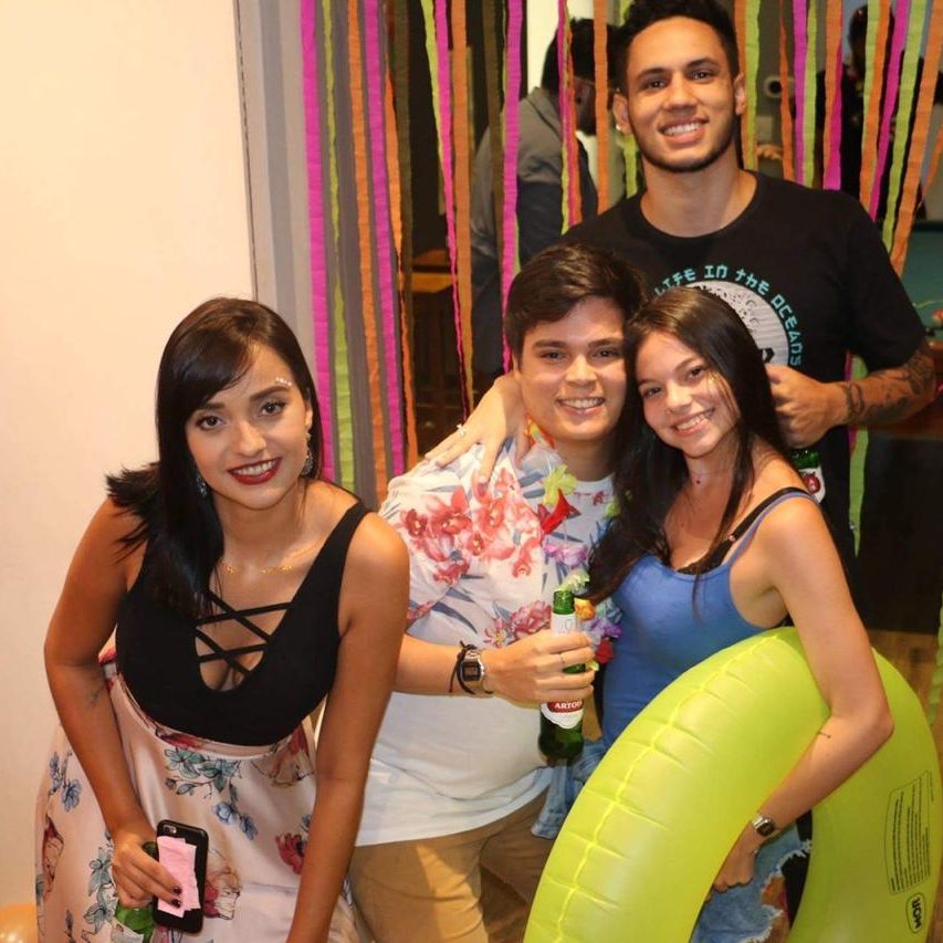 Foto de happy hour com 4 colaboradores